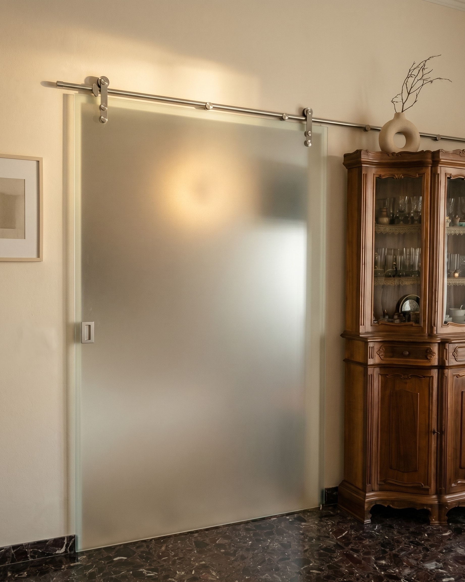 Porta scorrevole in vetro satinato, la luce si diffonde attraverso la superficie